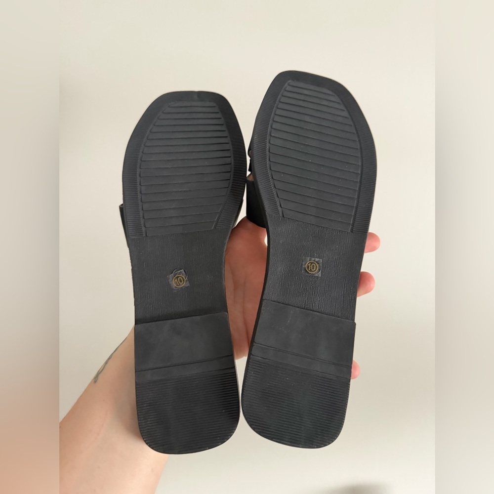 CCOCCI Women's Black Sandals with Gold Chain Detail - Picture 4 of 6
